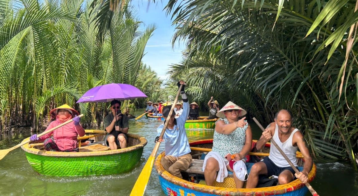 Nos voyageurs de Villages Vietnam découvrant la forêt de cocotiers d’eau de Hội An en avril.